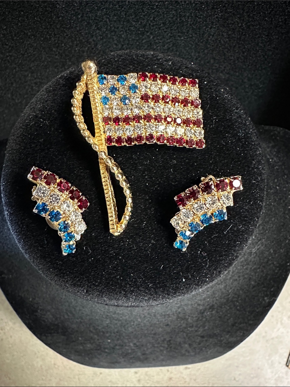 Vintage Gold-Tone Patriotic Flag Brooch & Clip-On Earrings Set with Rhinestones